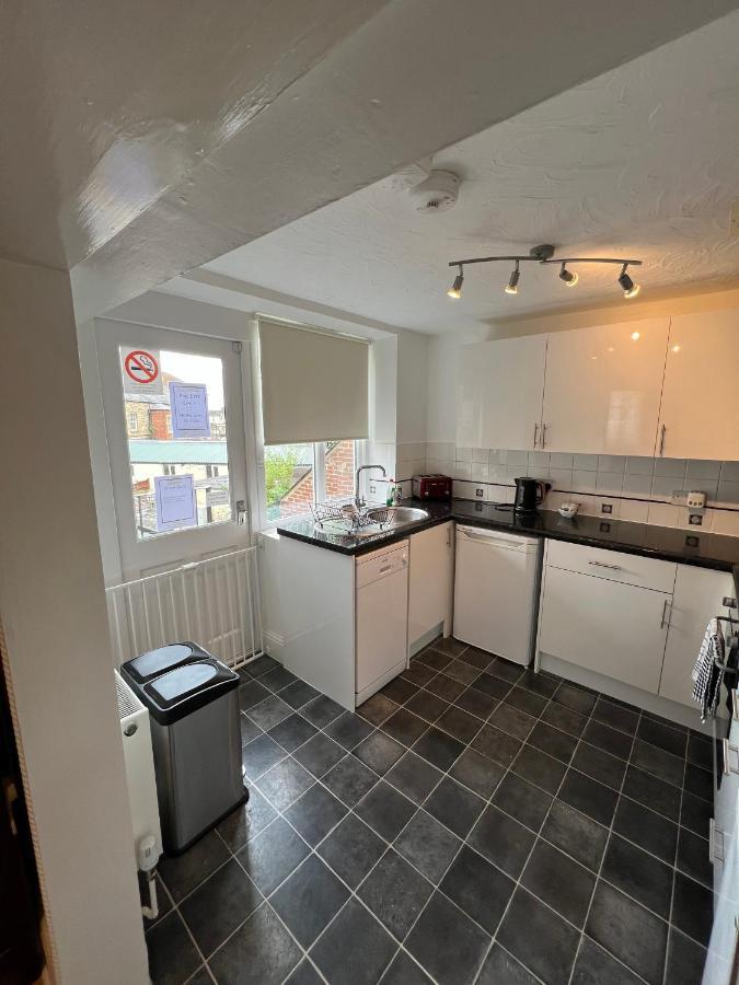 Stay In Yeovil Town Centre, Large 2 Bd Apt With Parking, Sleeps 4 Exterior photo