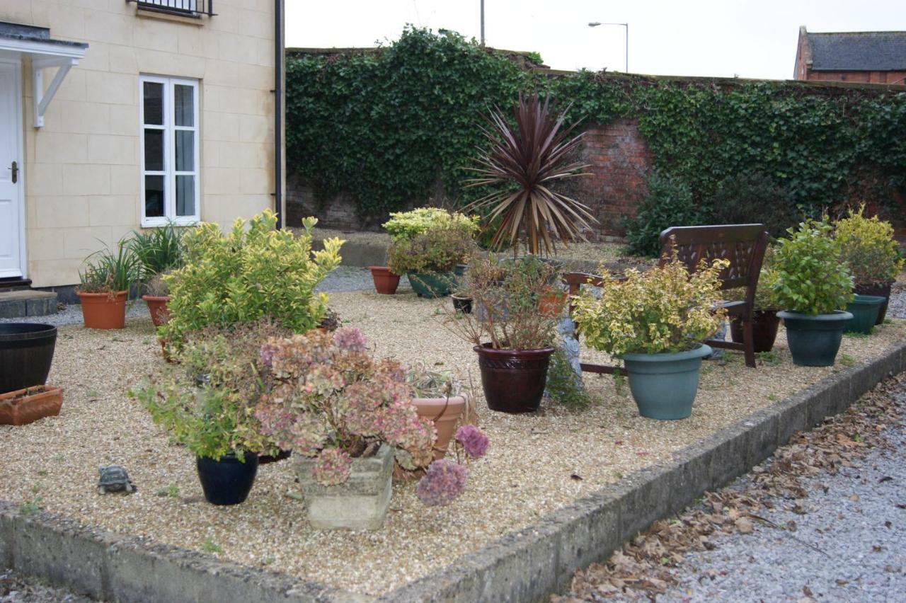 Stay In Yeovil Town Centre, Large 2 Bd Apt With Parking, Sleeps 4 Exterior photo